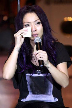 韓紅連續(xù)3次違反交規(guī)引圍觀 揭違法明星