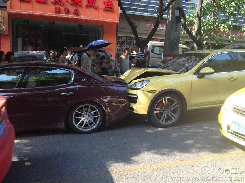 女孩疑似與男友吵架 開保時捷撞瑪莎拉蒂(組圖)