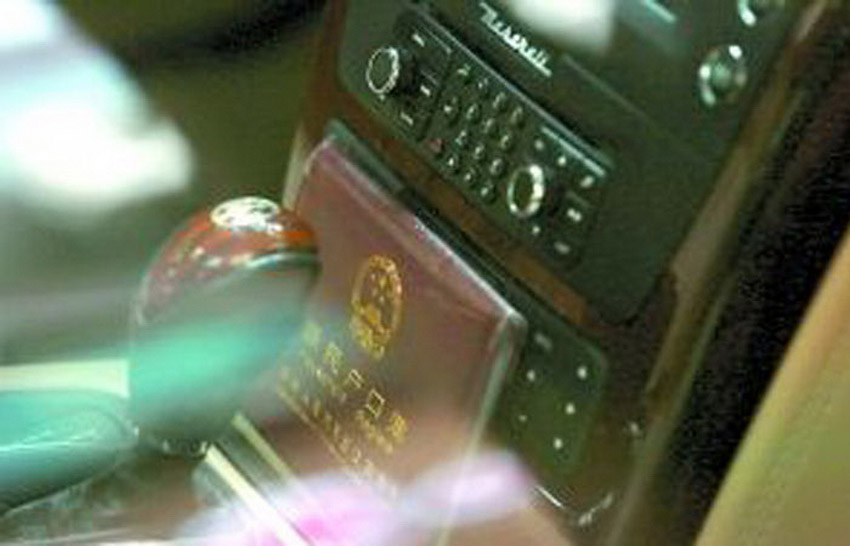 女孩疑似與男友吵架 開保時捷撞瑪莎拉蒂(組圖)