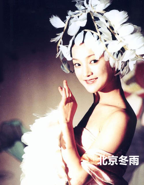 39歲周迅早年藝術(shù)寫真曝光 滿身羽毛靈動似芙蓉