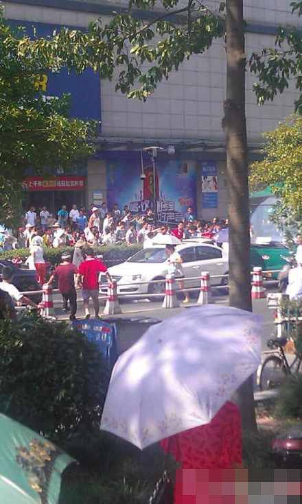 杭州一男子超市持刀砍人 兩名民警被咬受傷（圖）