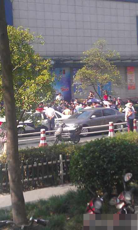 杭州一男子超市持刀砍人 兩名民警被咬受傷（圖）