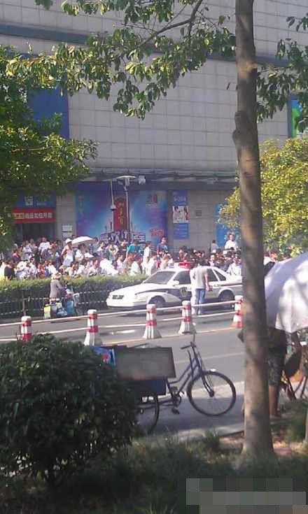 杭州一男子超市持刀砍人 兩名民警被咬受傷（圖）