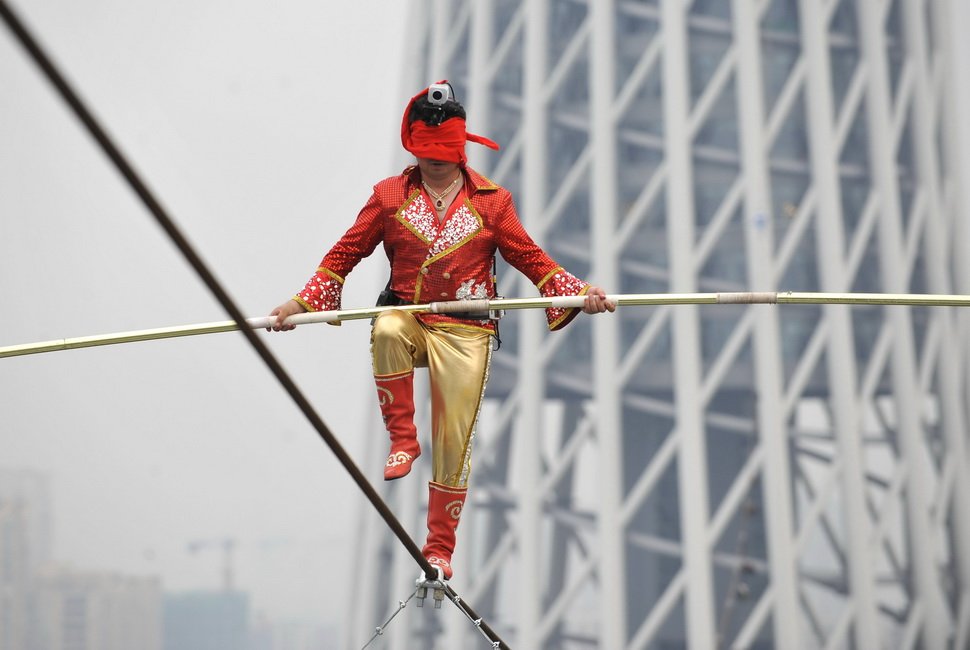 組圖：阿迪力廣州無保護走鋼絲成功橫跨珠江