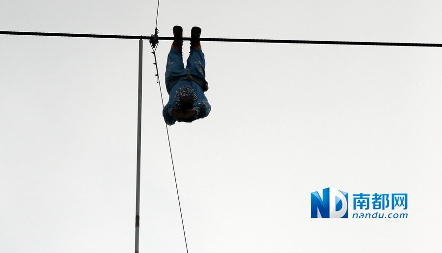 組圖：阿迪力廣州無保護走鋼絲成功橫跨珠江