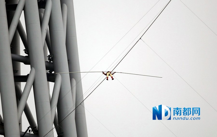 組圖：阿迪力廣州無保護走鋼絲成功橫跨珠江