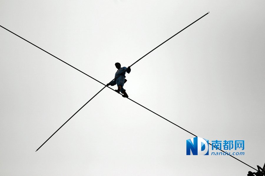 組圖：阿迪力廣州無保護走鋼絲成功橫跨珠江