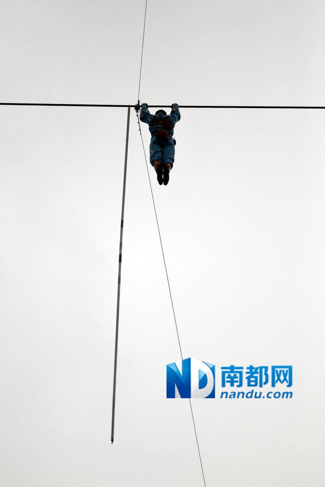 組圖：阿迪力廣州無保護走鋼絲成功橫跨珠江