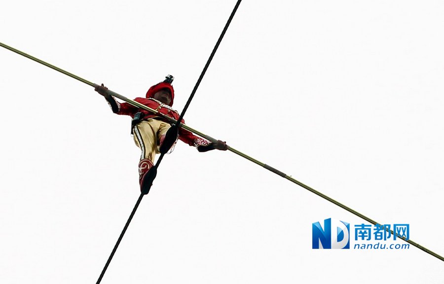 組圖：阿迪力廣州無(wú)保護(hù)走鋼絲成功橫跨珠江