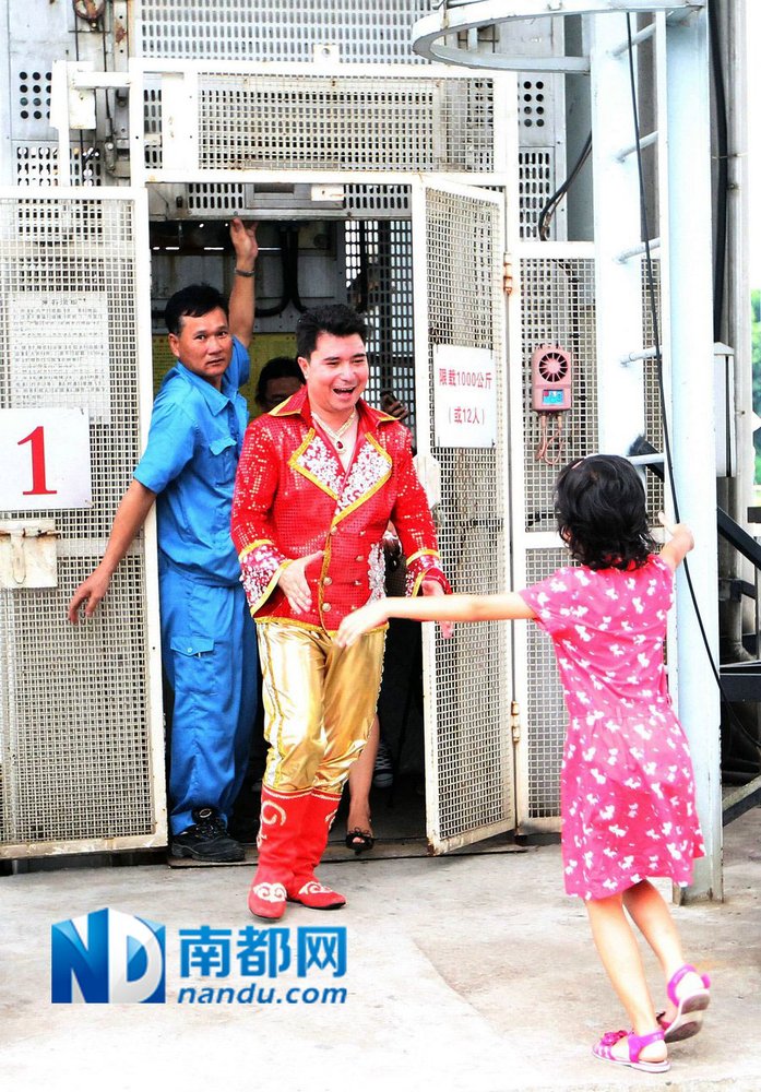 組圖：阿迪力廣州無保護走鋼絲成功橫跨珠江