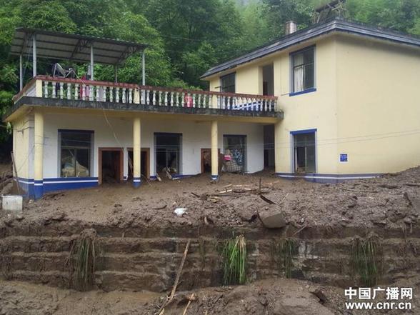 怒江貢山普拉底泥石流沖進(jìn)警務(wù)站(圖)