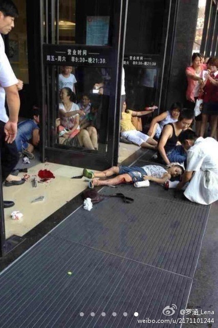 河南許昌：一轎車沖入人群致一死十傷