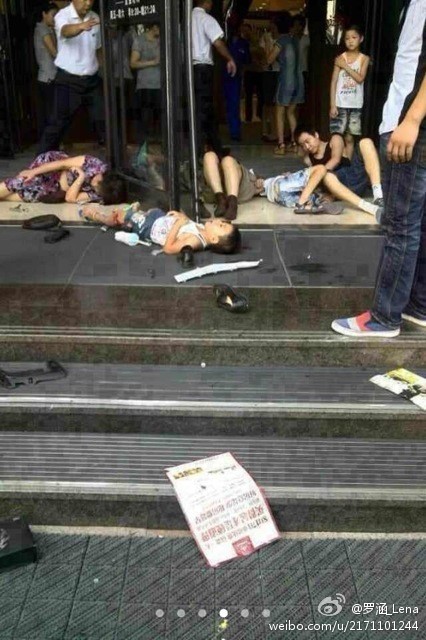 河南許昌：一轎車沖入人群致一死十傷