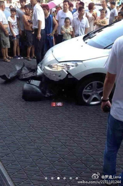 河南許昌：一轎車沖入人群致一死十傷