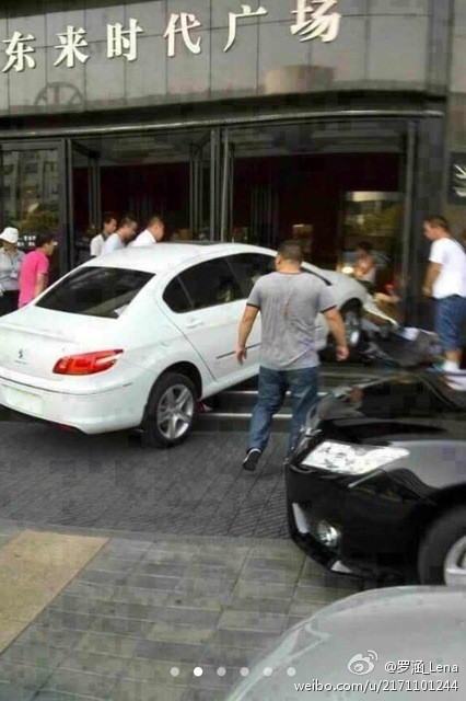 河南許昌：一轎車沖入人群致一死十傷