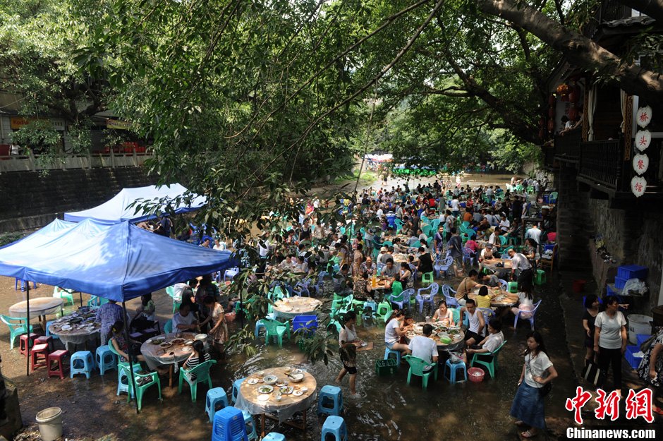 重慶再發高溫紅色預警 市民水中玩麻將納涼