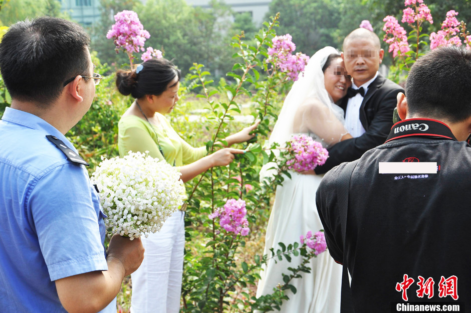 高墻里的集體婚禮 重慶監(jiān)獄上演七夕“愛(ài)的守候”