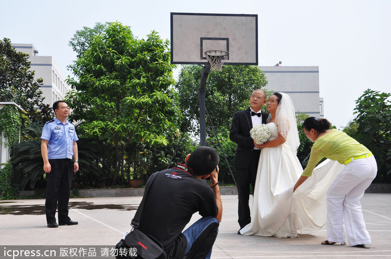 高墻里的集體婚禮 重慶監(jiān)獄上演七夕“愛(ài)的守候”