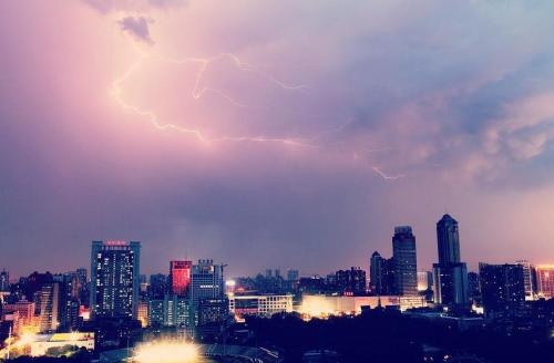 武漢一日內高溫雷電降雨冰雹 仍難解創紀錄酷暑