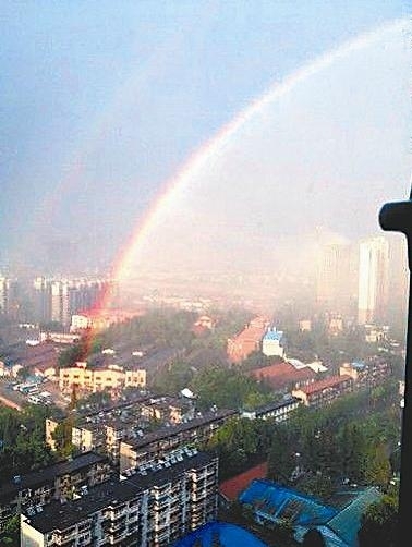 武漢一日內(nèi)高溫雷電降雨冰雹 仍難解創(chuàng)紀錄酷暑