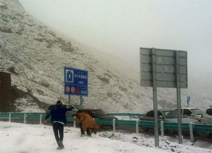 新疆八月飛雪打雪仗 內地高溫區網友羨慕不已