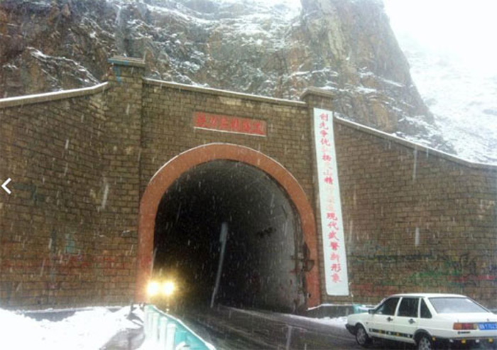 新疆八月飛雪打雪仗 內地高溫區網友羨慕不已