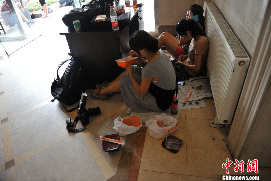 “樓頂別墅”樓下拉起警戒線 防高空墜物