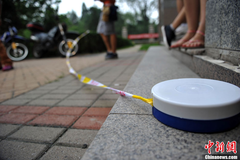 “樓頂別墅”樓下拉起警戒線 防高空墜物