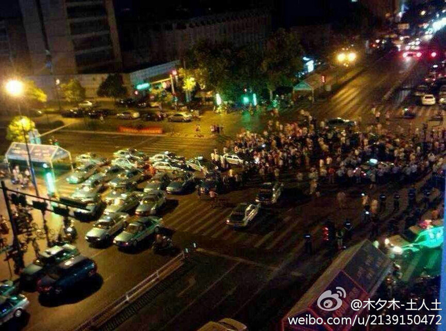 杭州街道辦官員撞車后與人爭執 百人圍觀