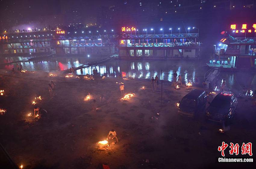 高清：四川達州民眾“月半”祭祀致煙霧罩城