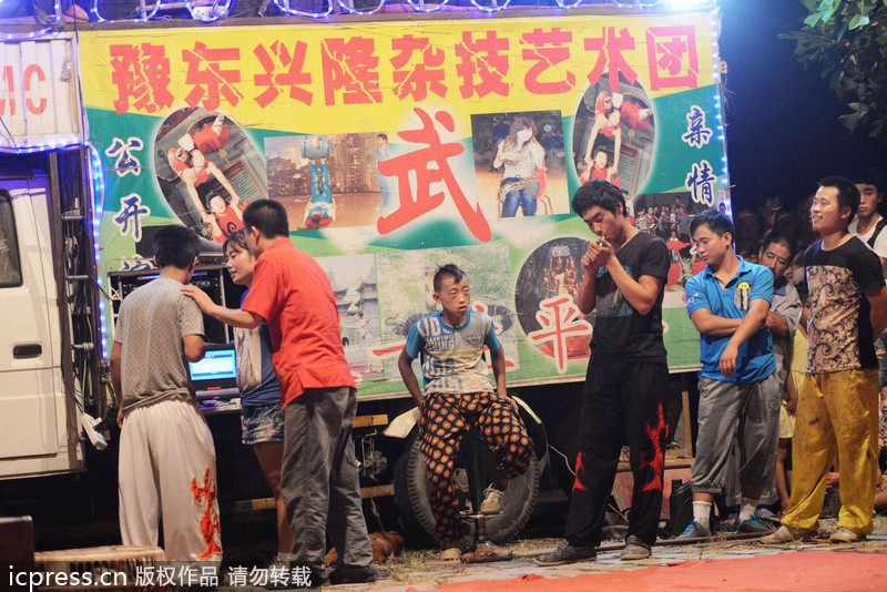 江湖雜技團(tuán)借演出賣(mài)“靈藥” 稱(chēng)“靈藥”中浸泡鱷魚(yú)、毒蛇等藥材