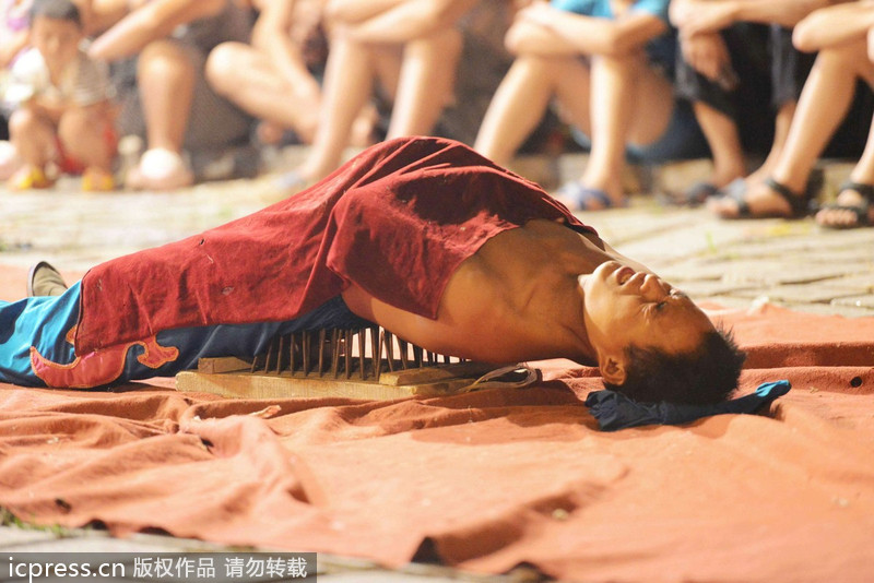 江湖雜技團借演出賣“靈藥” 稱“靈藥”中浸泡鱷魚、毒蛇等藥材