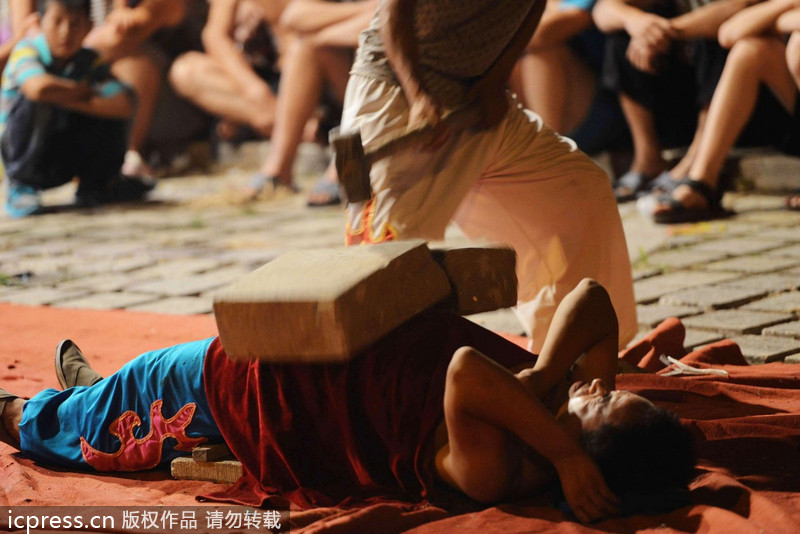 江湖雜技團借演出賣“靈藥” 稱“靈藥”中浸泡鱷魚、毒蛇等藥材