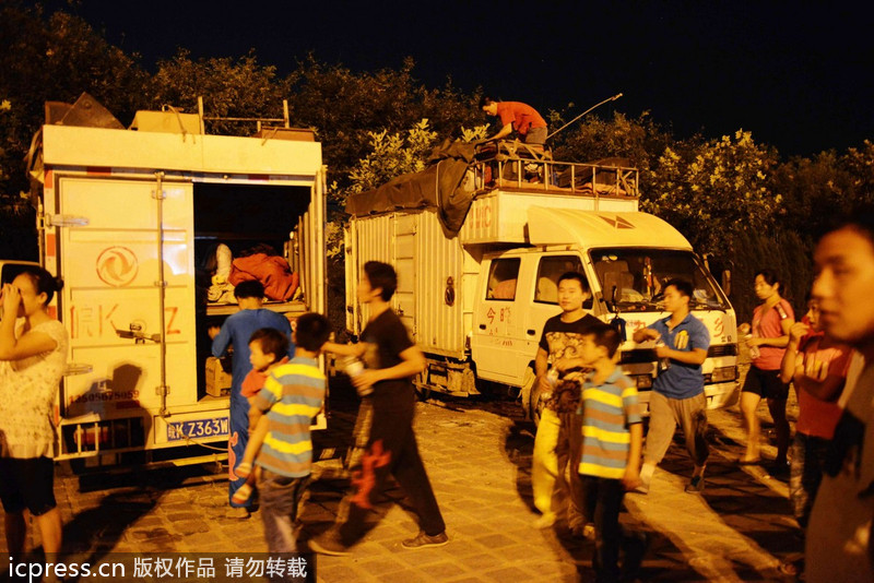 江湖雜技團借演出賣“靈藥” 稱“靈藥”中浸泡鱷魚、毒蛇等藥材