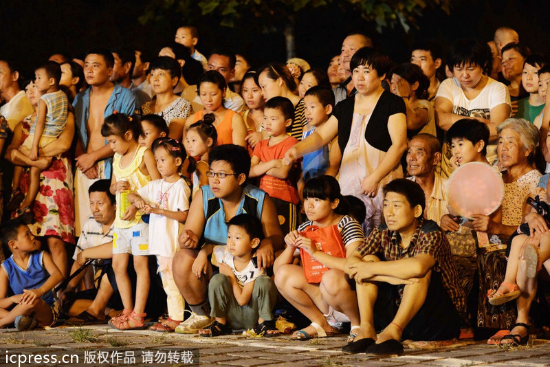 江湖雜技團(tuán)借演出賣“靈藥” 稱“靈藥”中浸泡鱷魚、毒蛇等藥材