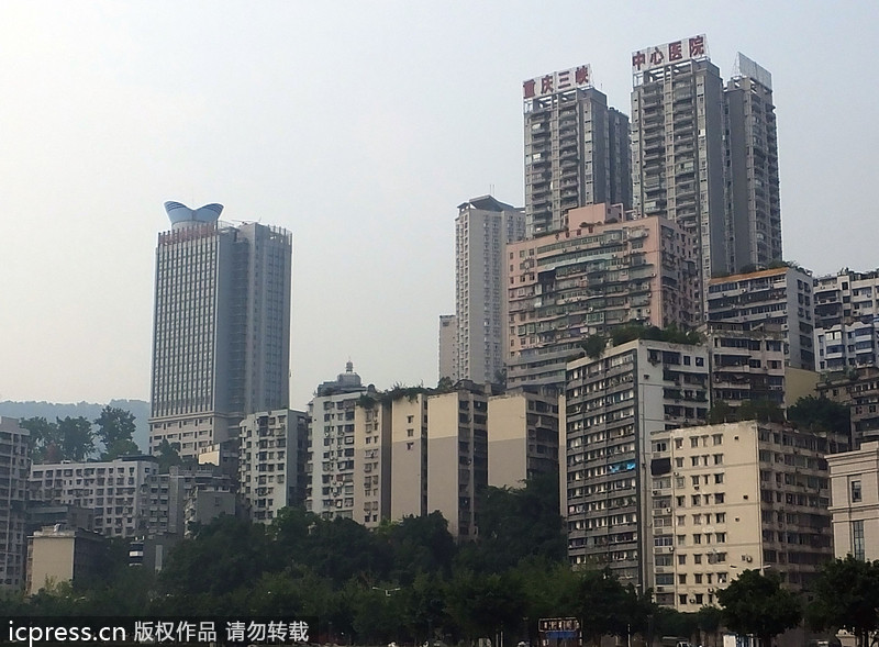 重慶萬州某醫(yī)院樓頂“護士帽”造型避雷針吸眼球