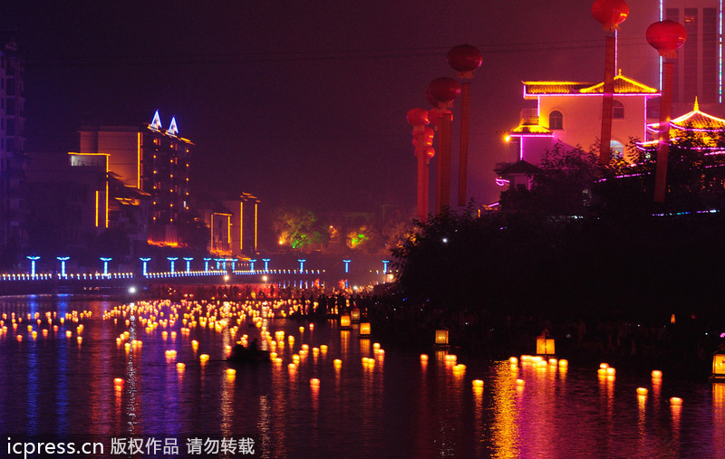 廣西資源：萬盞河燈鬧資江 月半歌聲祈太平