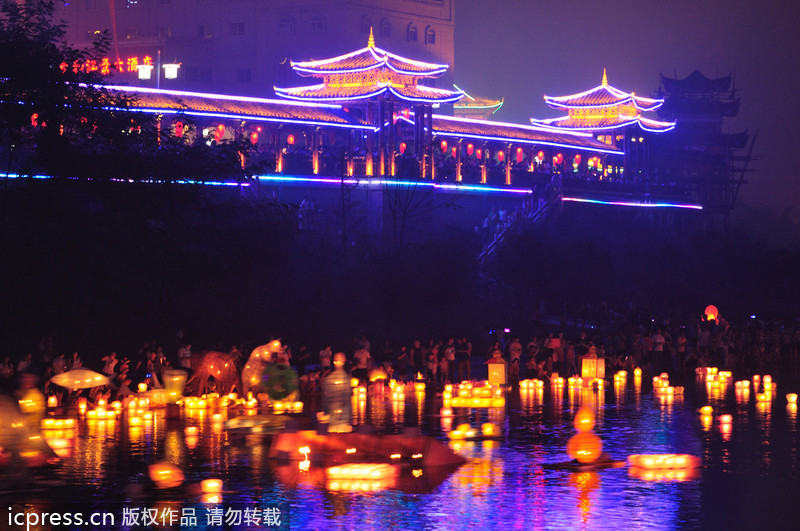 廣西資源：萬盞河燈鬧資江 月半歌聲祈太平