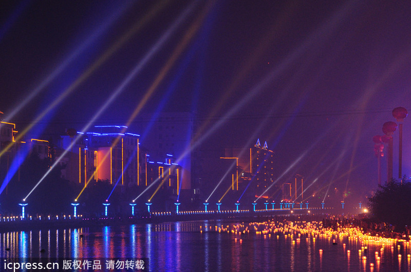 廣西資源：萬盞河燈鬧資江 月半歌聲祈太平