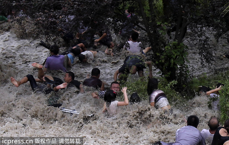 浙江海寧：高潮位達6.60米“回頭潮”席卷錢塘江鹽倉一帶 打翻數百名游客
