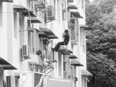 男子情緒失控挾持女友 特警索降強行突入解救人質