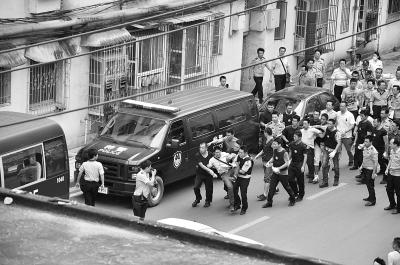 男子情緒失控挾持女友 特警索降強行突入解救人質