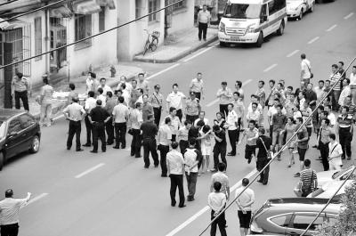 男子情緒失控挾持女友 特警索降強行突入解救人質