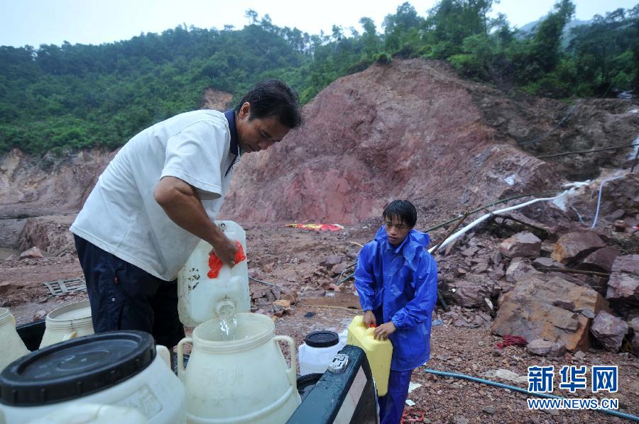 廣西桂平部分受災群眾靠山泉水度日