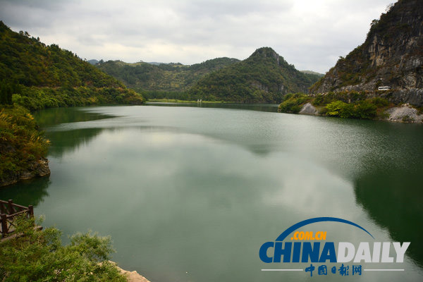 湖南漣源：國家地質公園內現(xiàn)1.2畝豪華墓 形似城堡