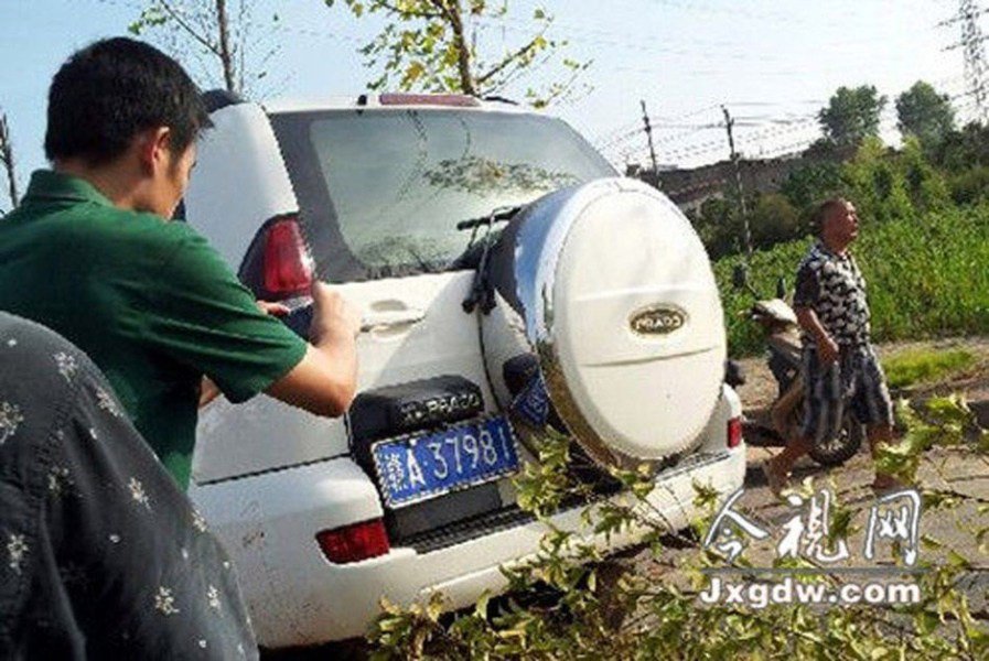 組圖：江西一官員酒后駕車撞死4人 赤膊受審
