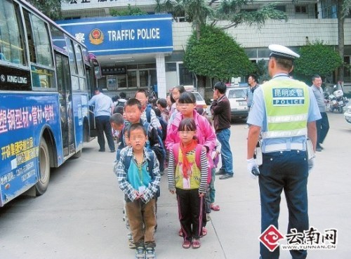 昆明一“校車”嚴(yán)重超員 26座車擠進(jìn)115人(圖)