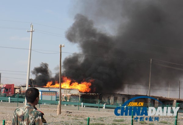 新疆吐和高速庫車縣段一罐車起火 20余輛消防車現(xiàn)場救火