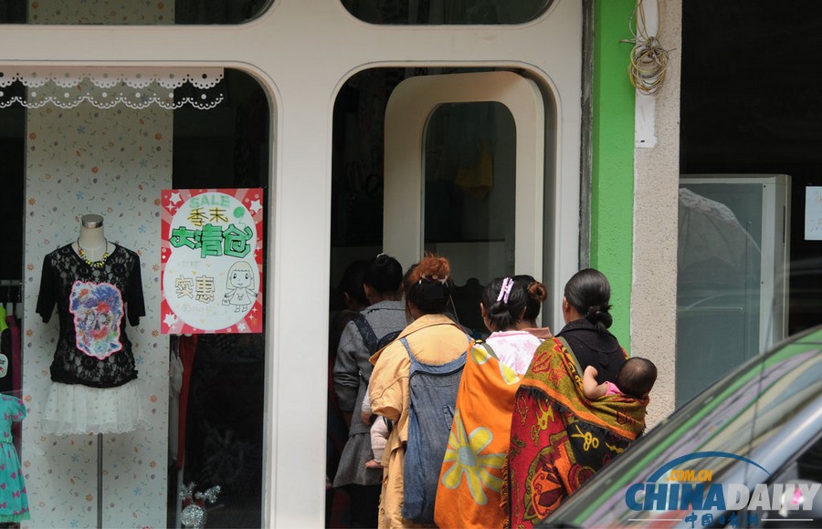 浙江：“斗篷黨”現身鬧市偷盜 以長斗篷掩護順走商品