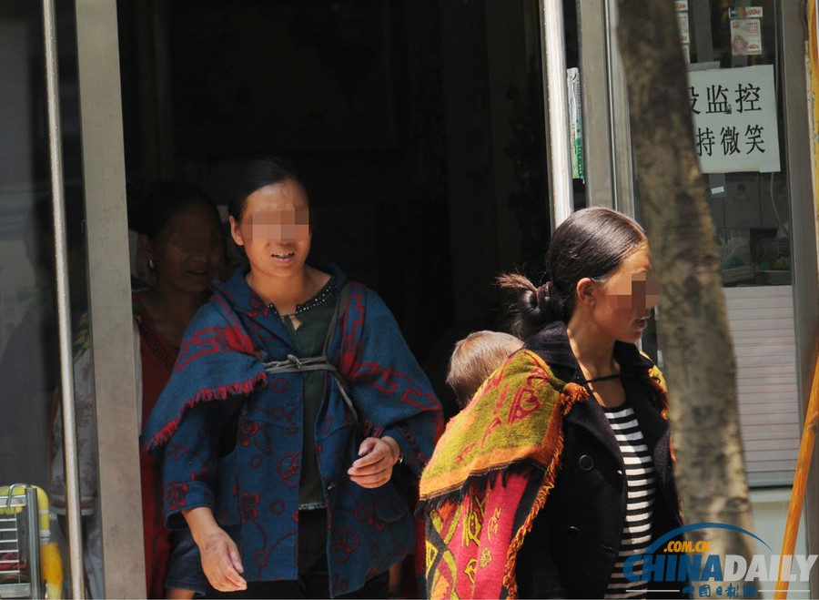 浙江：“斗篷黨”現身鬧市偷盜 以長斗篷掩護順走商品